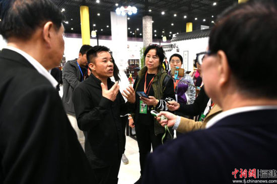 四君子古典家具(集团)有限公司董事长陈玉树接受采访。王东明 摄 四君子古典家具(集团)有限公司董事长陈玉树接受采访。王东明 摄